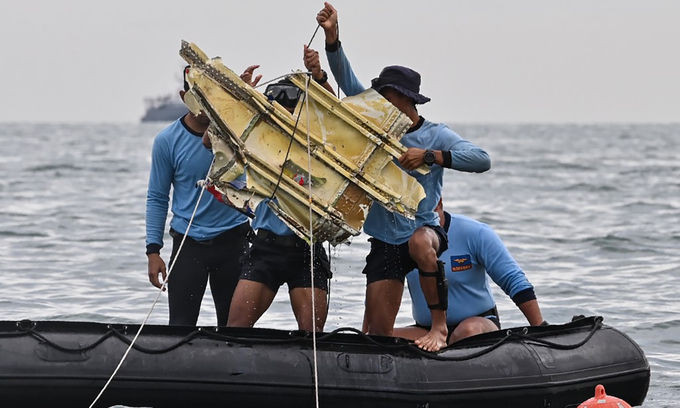 Thợ lặn của hải quân Indonesia trục vớt một mảnh chiếc Boeing 737-500 rơi ngoài khơi thủ đô Jakarta, ngày 10/1. Ảnh: AFP.