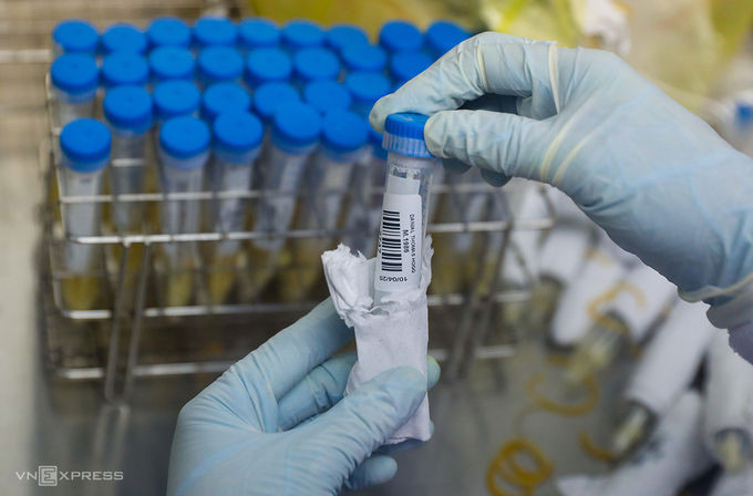 Xét nghiệm Covid-19 tại Bệnh viện Bệnh Nhiệt đới TP HCM. Ảnh: Quỳnh Trần.