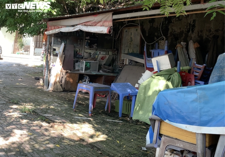 Phía bên trong địa chỉ 143 Trích Sài chỉ là một khoảng sân trống với những bàn, ghế nhựa xếp lộn xộn trong một căn “lều” tạm bợ.