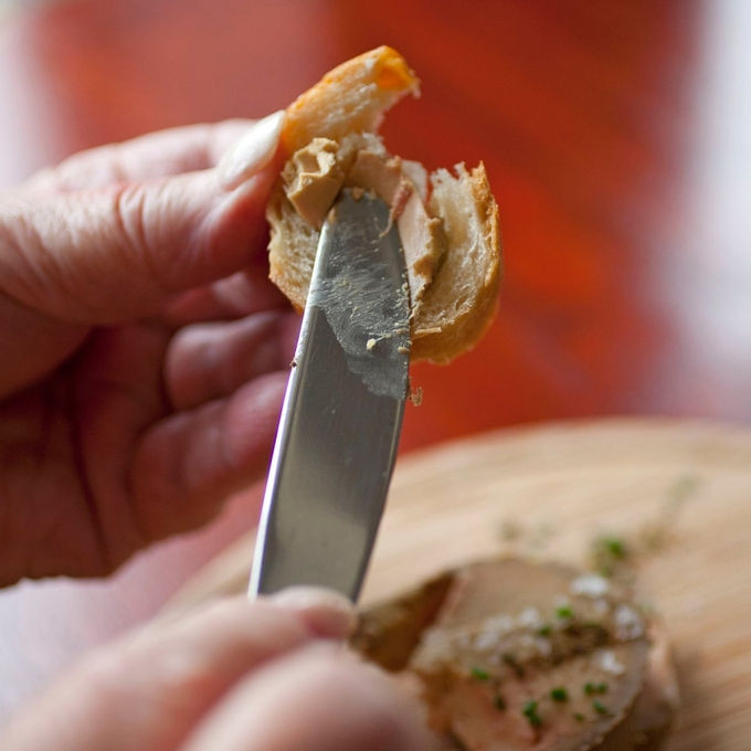 Niềm tự hào của người PhápKỹ thuật vỗ béo gia cầm để tạo ra những bộ gan béo thơm ngon bắt nguồn từ Ai Cập. Khi đế chế Rome tại châu Âu sụp đổ, kỹ thuật này được người Pháp tiếp thu, cải tiến và tạo thành foie gras của hiện tại. Và ngày nay, nó trở thành tinh hoa ẩm thực của người Pháp và trở thành niềm tự hào không suy chuyển của người dân nước này. Thậm chí, quốc gia còn công nhận món ăn này thuộc về di sản và ẩm thực của nước Pháp trong bộ luật của họ.