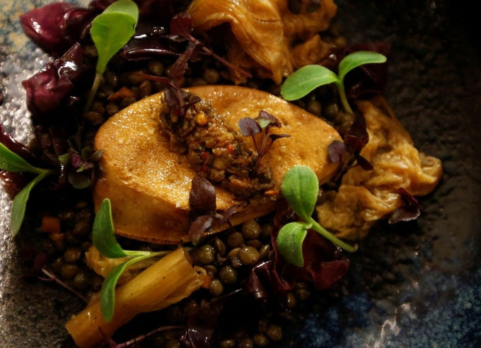 Các loại gan béoMỗi một Foie Gras nặng từ 0,7-1kg, và chia làm ba hạng: A, B, C. Gan béo hạng A là loại có chất lượng tốt nhất, kích thước lớn nhất và có độ rắn chắc, bên ngoài sáng bóng và mịn. Chúng có màu sắc đồng nhất, không có vết máu hay vết bẩn. Gan hạng A có mùi ngọt, được sử dụng để chế biến các món đơn giản nhất như nấu, xào... Một lá gan loại A nặng tầm 1kg có giá từ 125 USD. Ảnh: Insider