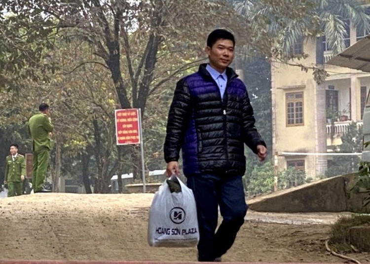 Bầu Đệ mời bác sĩ Hoàng Công Lương về bệnh viện làm việc - 3