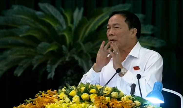 Bầu Đệ mời bác sĩ Hoàng Công Lương về bệnh viện làm việc - 1