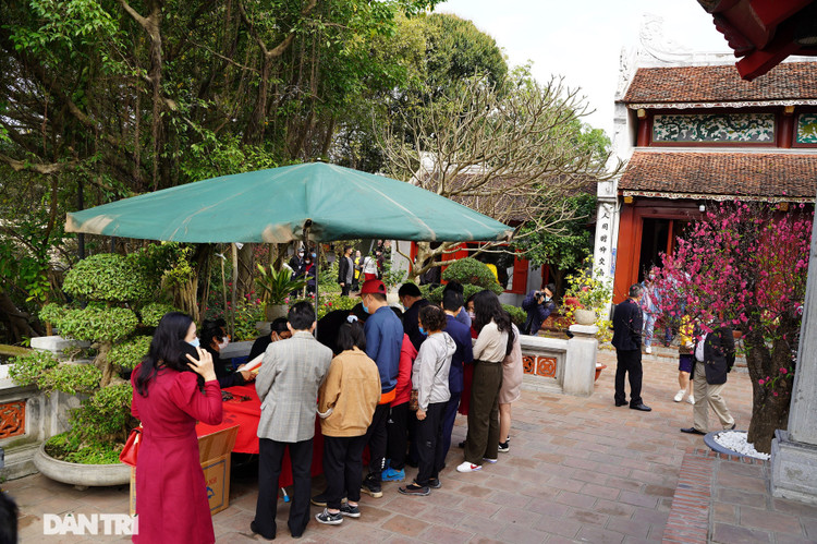 Người dân Hà Nội nô nức đi lễ đầu xuân Tân Sửu - 18