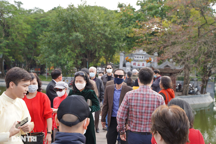 Người dân Hà Nội nô nức đi lễ đầu xuân Tân Sửu - 6