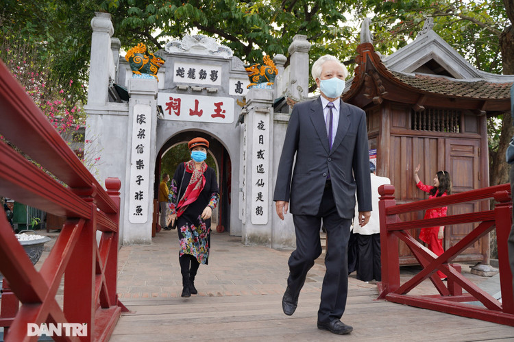 Người dân Hà Nội nô nức đi lễ đầu xuân Tân Sửu - 16