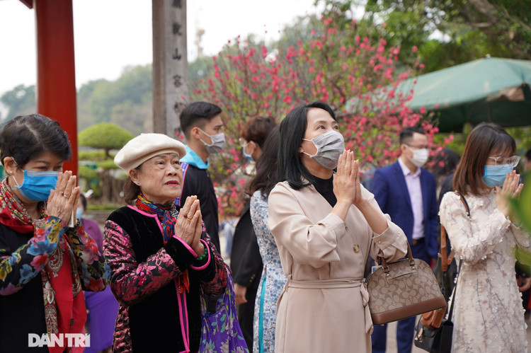 Người dân Hà Nội nô nức đi lễ đầu xuân Tân Sửu - 8