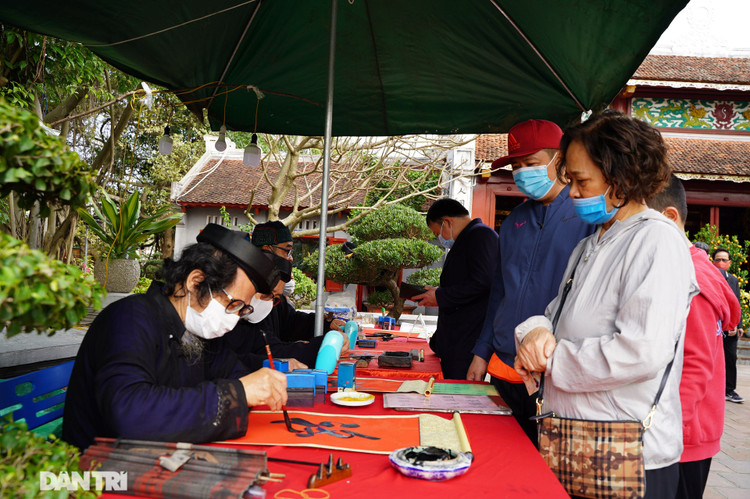 Người dân Hà Nội nô nức đi lễ đầu xuân Tân Sửu - 17