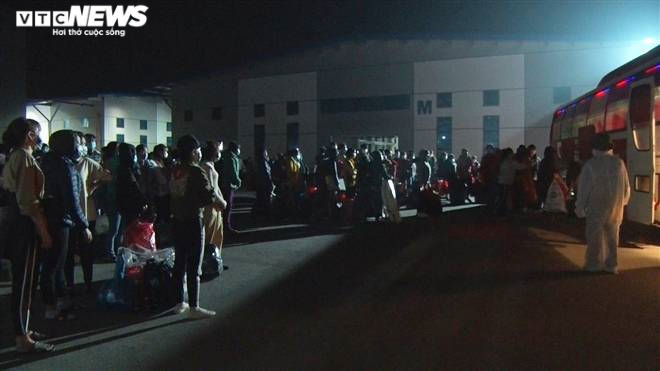 Ảnh: Trắng đêm đưa 500 công nhân ở Chí Linh vào nơi cách ly tập trung - 4