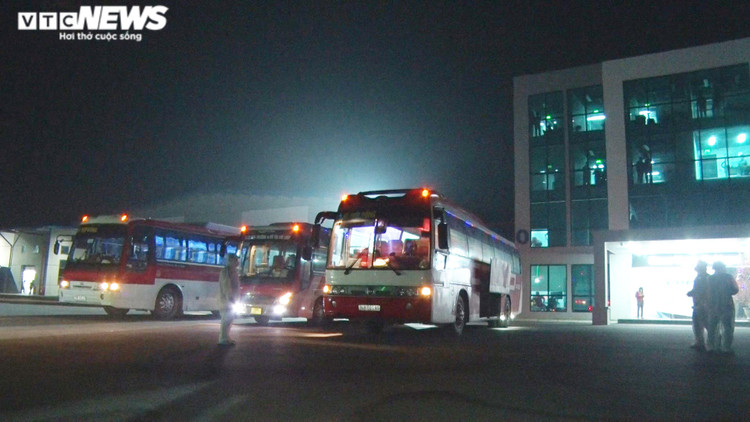Ảnh: Trắng đêm đưa 500 công nhân ở Chí Linh vào nơi cách ly tập trung - 2