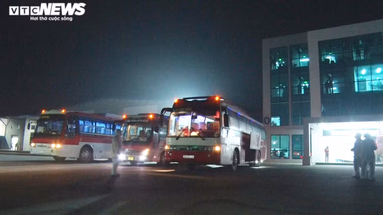 Ảnh: Trắng đêm đưa 500 công nhân ở Chí Linh vào nơi cách ly tập trung - 2