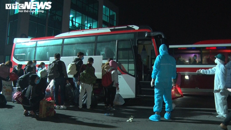 Ảnh: Trắng đêm đưa 500 công nhân ở Chí Linh vào nơi cách ly tập trung - 1