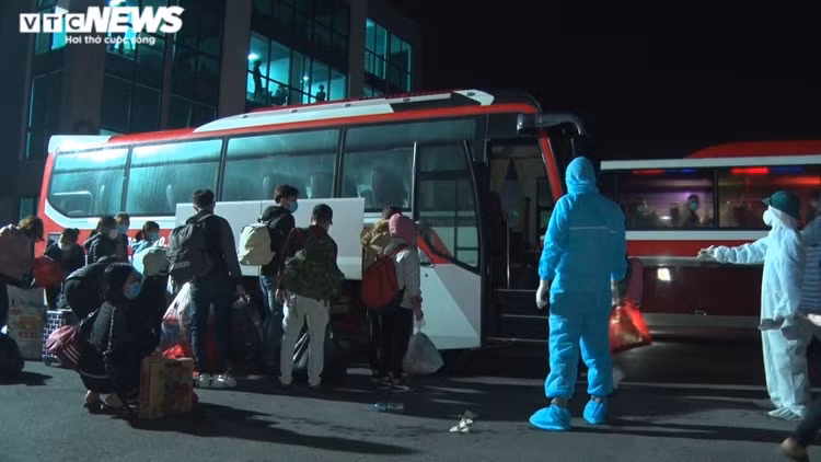 Ảnh: Trắng đêm đưa 500 công nhân ở Chí Linh vào nơi cách ly tập trung - 1
