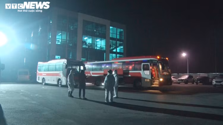 Ảnh: Trắng đêm đưa 500 công nhân ở Chí Linh vào nơi cách ly tập trung - 8