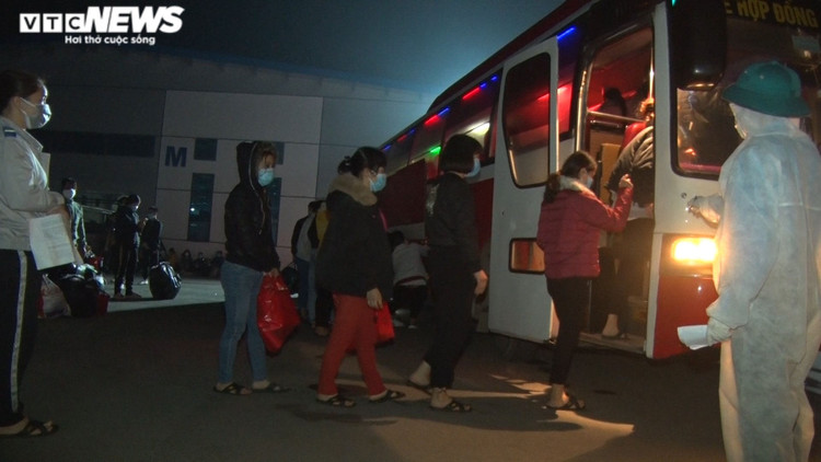 Ảnh: Trắng đêm đưa 500 công nhân ở Chí Linh vào nơi cách ly tập trung - 3