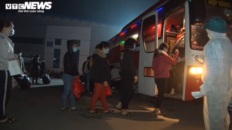 Ảnh: Trắng đêm đưa 500 công nhân ở Chí Linh vào nơi cách ly tập trung - 3