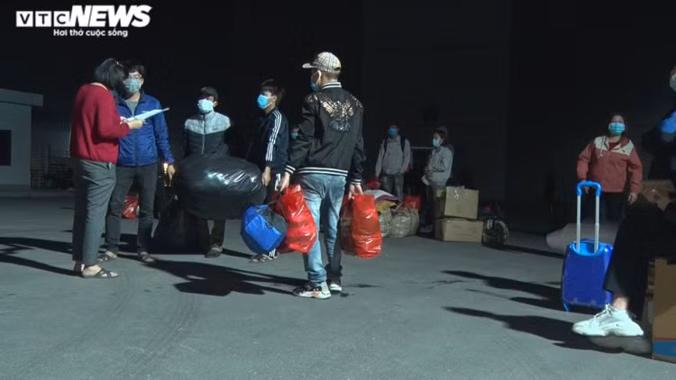 Ảnh: Trắng đêm đưa 500 công nhân ở Chí Linh vào nơi cách ly tập trung - 7