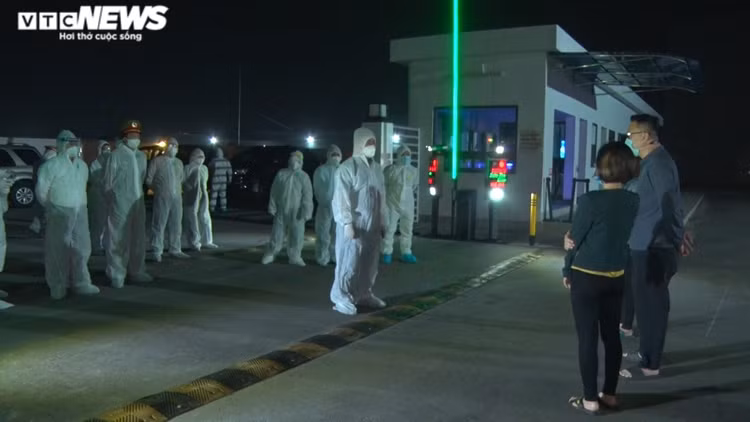Ảnh: Trắng đêm đưa 500 công nhân ở Chí Linh vào nơi cách ly tập trung - 6