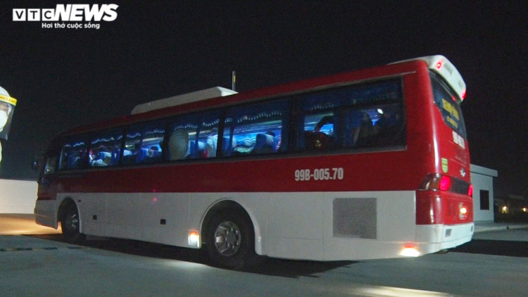 Ảnh: Trắng đêm đưa 500 công nhân ở Chí Linh vào nơi cách ly tập trung - 10