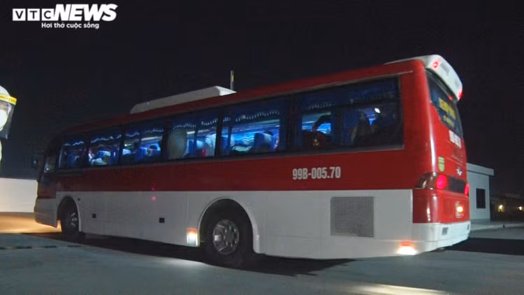 Ảnh: Trắng đêm đưa 500 công nhân ở Chí Linh vào nơi cách ly tập trung - 10