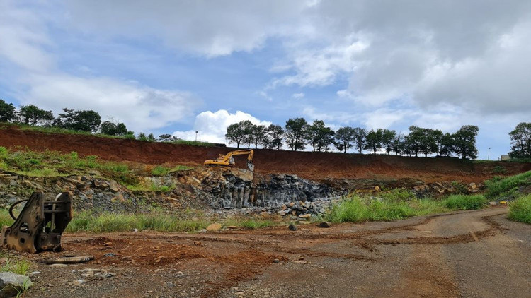 Mỏ đá tại thôn 13, xã Đắk Wer có nhiều lớp đá cây