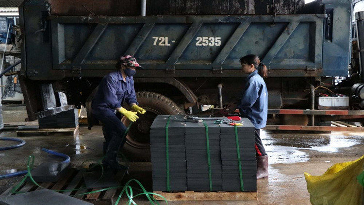 Đá cây được đưa về xưởng cưa xẻ thành quy cách