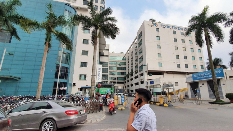 Tòa chung cư TD Plaza Hải Phòng nhìn từ bãi gửi xe. Mua chung cư cao cấp TD Plaza sau 10 năm vẫn chưa có sổ hồng ảnh 3