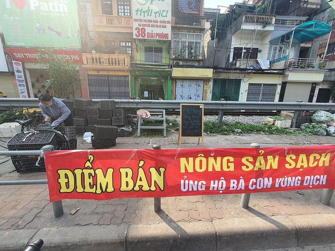 2h chiều ngày 20/2, người bán thu dọn các sọt hàng rỗng sau khi bán hết khoảng 15 tấn nông sản. Ảnh: Đức Minh.