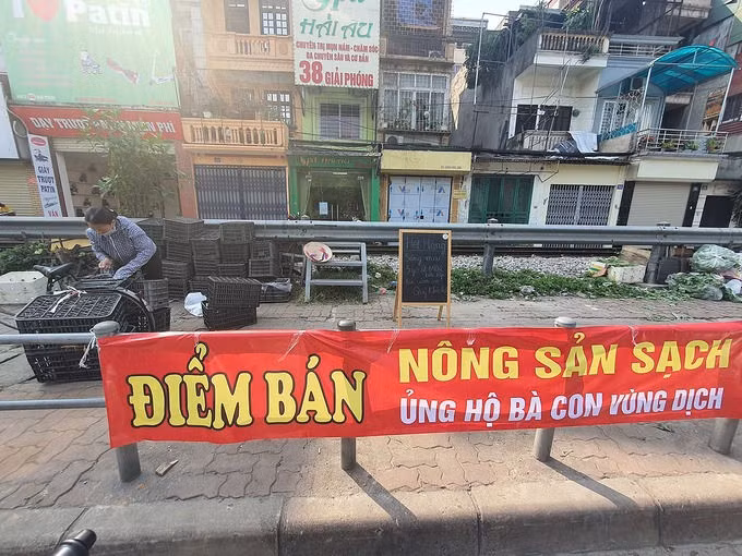 2h chiều ngày 20/2, người bán thu dọn các sọt hàng rỗng sau khi bán hết khoảng 15 tấn nông sản. Ảnh: Đức Minh.