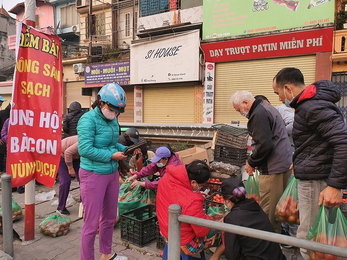 Người dân mua ủng hộ nông sản Hải Dương lúc 7h sáng 21/2 tại 38 Giải Phóng (Hà Nội). Ảnh: Đức Minh.