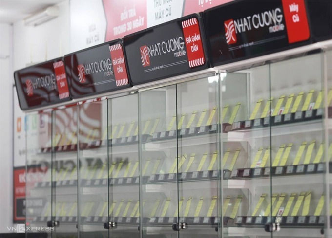 Tủ bày điện thoại trống trơn trong các cửa hàng khi bị cơ quan điều tra khám xét hồi tháng 5/2019 tại Hà Nội.Ảnh: Tất Định