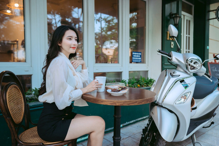 Với Yamaha Grande, các nàng sẽ nổi bật trong mọi outfit xuống phố.