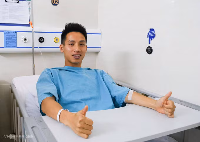 Đỗ Hùng Dũng gãy rời xương chân ảnh 1 Đỗ Hùng Dũng đã lấy lại được tinh thần sau khi các bác sĩ sơ cứu, được đồng đội và người thân ở bên động viên.