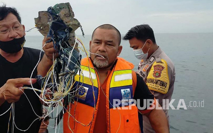 Tàu tuần tra tìm thấy mảnh vỡ nghi của máy bay