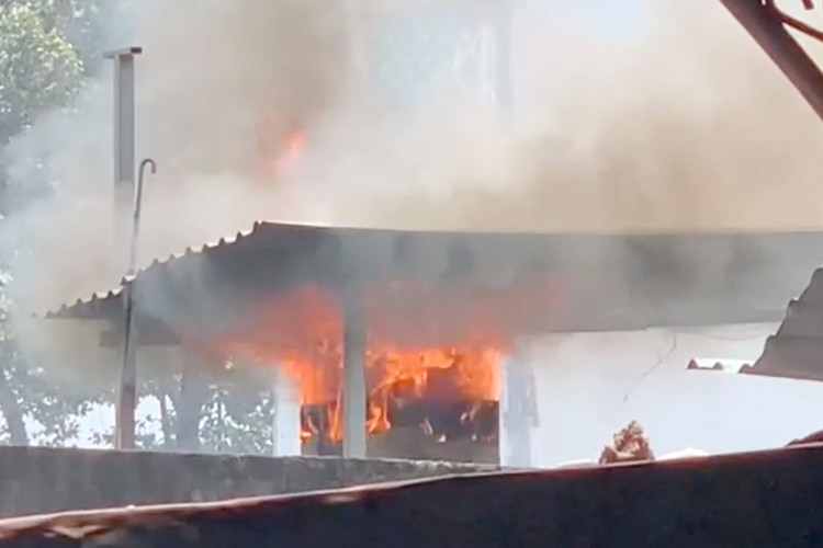 TPHCM: Lửa ngùn ngụt bốc lên sân thượng căn nhà 3 tầng lúc trưa - 1