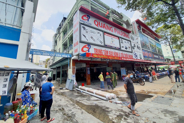 TPHCM: Lửa ngùn ngụt bốc lên sân thượng căn nhà 3 tầng lúc trưa - 3