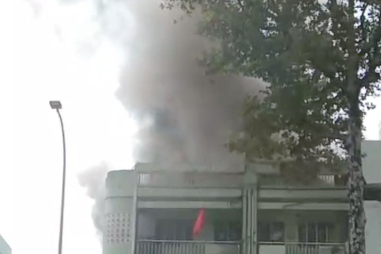 TPHCM: Lửa ngùn ngụt bốc lên sân thượng căn nhà 3 tầng lúc trưa - 2