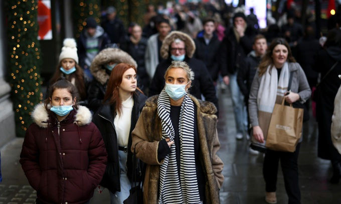 Omicron có thể khiến 75.000 người ở Anh tử vong trong vài tháng tới - 1