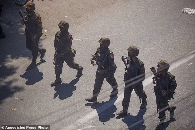 Myanmar: Cảnh sát nổ súng ở cố đô Bagan, chục nghìn người xuống đường ở Mandalay - ảnh 5