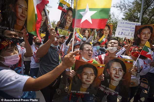 Myanmar: Cảnh sát nổ súng ở cố đô Bagan, chục nghìn người xuống đường ở Mandalay - ảnh 11