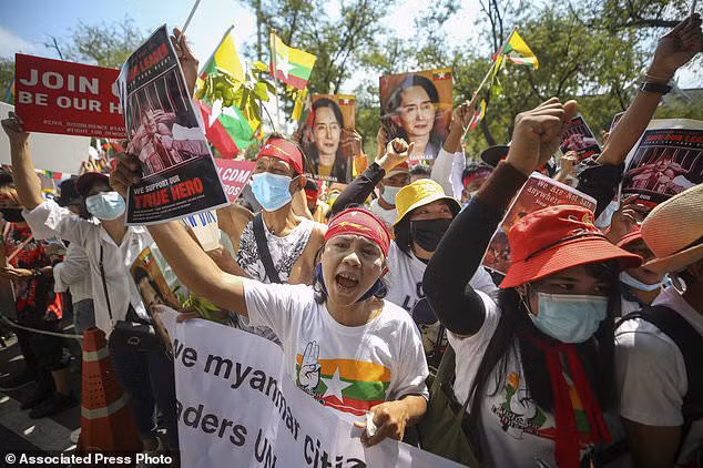 Myanmar: Cảnh sát nổ súng ở cố đô Bagan, chục nghìn người xuống đường ở Mandalay - ảnh 12