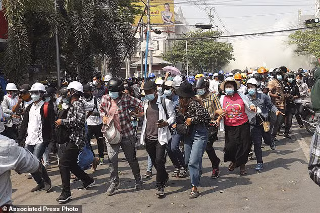 Myanmar: Cảnh sát nổ súng ở cố đô Bagan, chục nghìn người xuống đường ở Mandalay - ảnh 8
