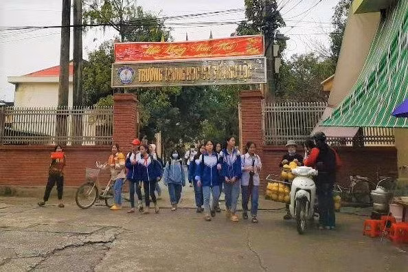 giao vien sua diem cho hoc sinh anh 1