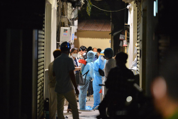 Hà Nội phong tỏa ngõ có người mắc Covid-19, điều tra dịch tễ xuyên đêm - 1 Hà Nội phong tỏa ngõ có người mắc Covid-19, điều tra dịch tễ xuyên đêm - 1