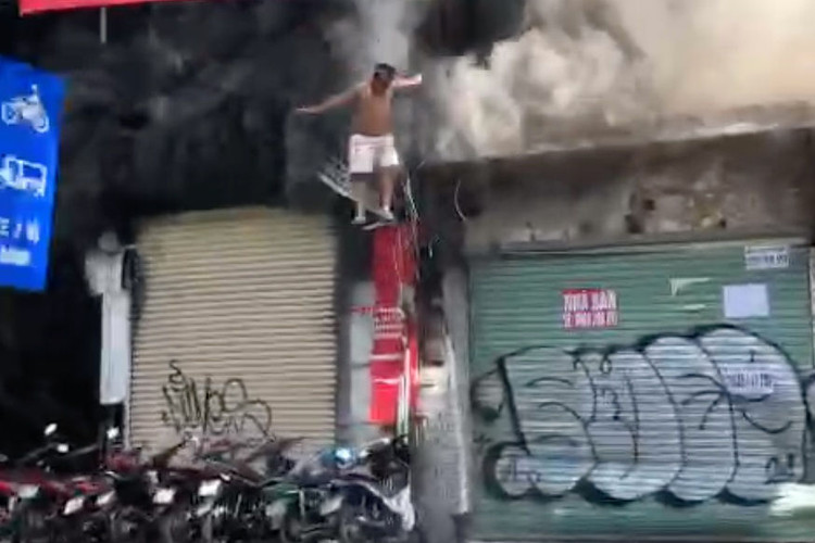 Phụ hồ 53 tuổi kể lại giây phút nhảy khỏi chung cư bị lửa bao trùm - 1