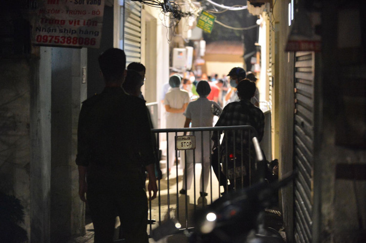 Hà Nội phong tỏa ngõ có người mắc Covid-19, điều tra dịch tễ xuyên đêm - 2 Hà Nội phong tỏa ngõ có người mắc Covid-19, điều tra dịch tễ xuyên đêm - 2