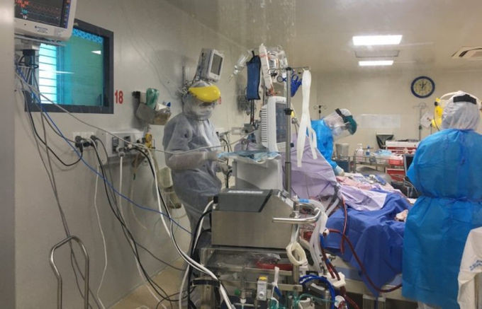 Bệnh nhân 2983 được các bác sĩ hồi sức tích cực. Ảnh: Bệnh viện cung cấp.