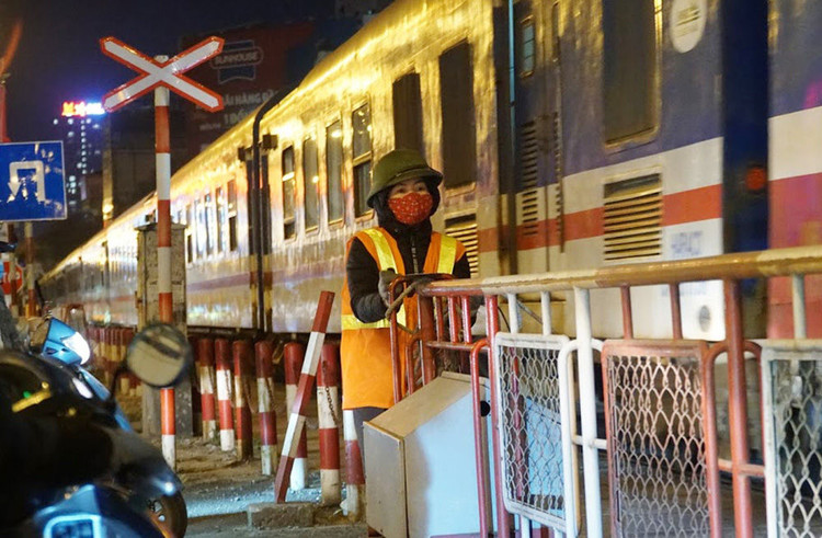 Người lao động mưu sinh trong đêm đông giá rét ảnh 9