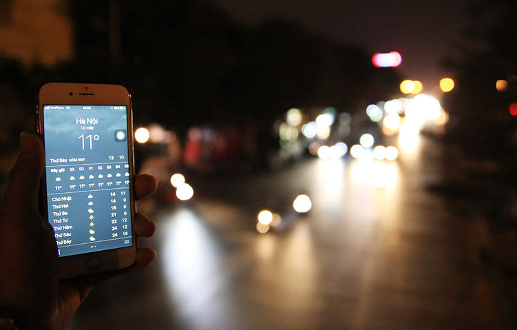 Người lao động mưu sinh trong đêm đông giá rét ảnh 1