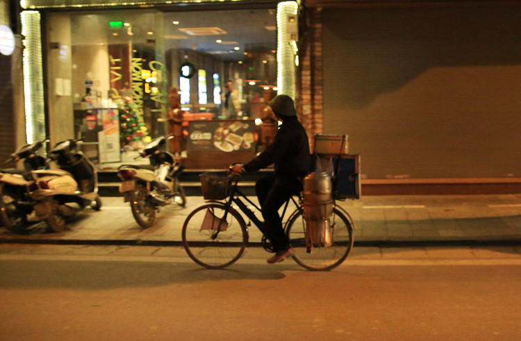 Người lao động mưu sinh trong đêm đông giá rét ảnh 8